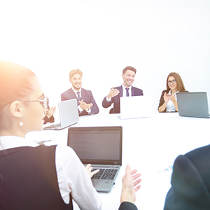 第三届董事会第一次会议决议公告